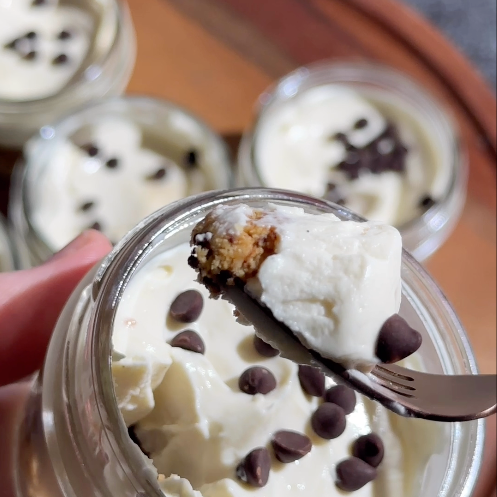 No-Bake Cheesecakes with Cherry Chocolate Bar Crust